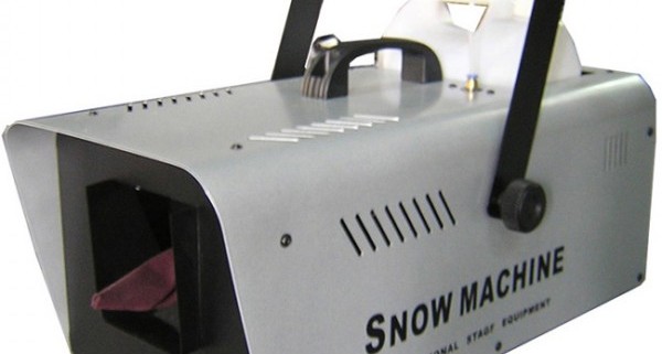location machine a neige 1200w machine a neige 600x321 - Location Machine à Neige 1200 D : effet tempête de neige sans le froid